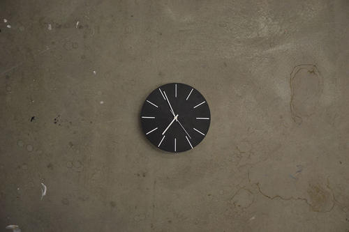Die Uhr, die der Künstler Felix Kiessling präsentiert, scheint auf den ersten Blick ganz normal, entpuppt sich auf den zweiten jedoch als besonders tückisch:  Zeiger und Ziffernblatt bewegen sich gegenläufig.