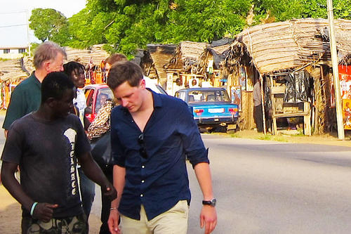 Im Frühjahr war der Jurastudent Daniel Bracker (re.) im Rahmen einer DGVN-Studienreise nach Côte d'Ivoire gereist und dort u. a. mit hochrangigen Vertretern verschiedener Organisationen zusammengetroffen.