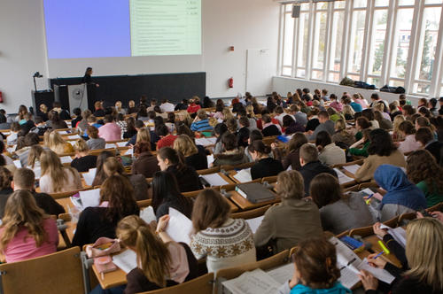 Jedes Wintersemester werden an der Freien Universität rund 5000 Seminare, Vorlesungen und Übungen angeboten. Das Vorlesungsverzeichnis verschafft einen genauen Überblick.