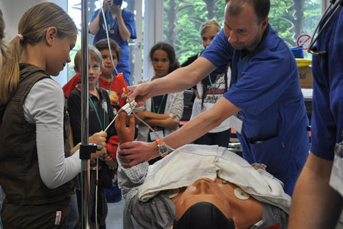 An der Puppe "Lukas" zeigte Oberarzt Dr. Christian Reich, wie eine Narkose eingeleitet wird.