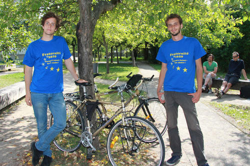 Für sie ist der Weg das Ziel: Louis (links) und Nicolas (r.) radeln von Paris nach Helsinki, um für die Idee Europas und den Austausch von Studierenden zu werben.