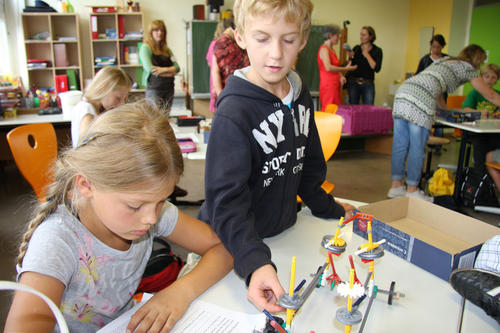 In der Lerneinheit „Konstruktion und Bewegung“ bauen die Schulkinder selbst kleine Fahrzeuge.