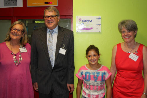 Beweisschild: Die Charlotte-Salomon-Grundschule in Kreuzberg war von Anfang an dabei (v.l.n.r.), Schulleiterin R. Stetten, Dr. D. Müller (TSB Stiftung Berlin), TuWaS!-Projektleiterin Prof. Dr. P. Skiebe-Corette mit einer Schülerin.