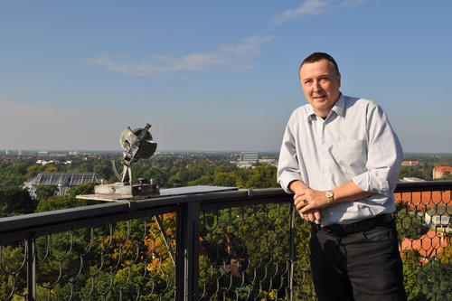 Uwe Horst Ulbrich blickt vom Wetterturm des Instituts für Meteorologie aus 90 Metern Höhe über Berlin