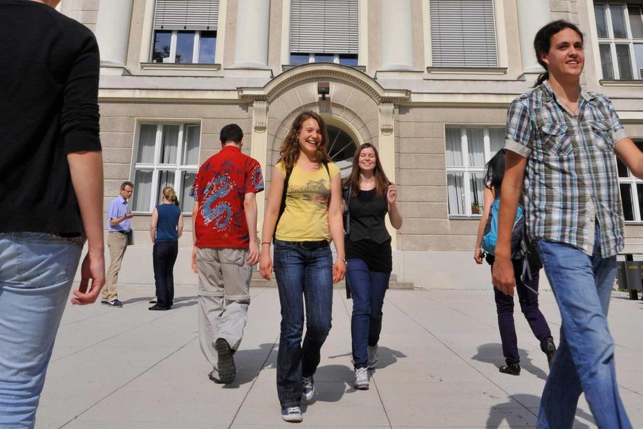 Bei den Einführungsveranstaltungen lernt man die Universität und andere Studierende kennen.