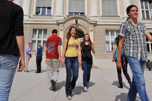 Bei den Einführungsveranstaltungen lernt man die Universität und andere Studierende kennen.