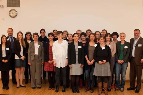 Die Doktorandinnen und ihre Mentorinnen und Mentoren bei der Abschlussveranstaltung.