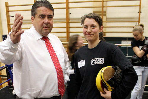 SPD-Vorsitzender Sigmar Gabriel besuchte die Boxgirls in der Kreuzberger Sporthalle und ließ sich im Ring von Trainerin Sarah Bitterling ein paar Tricks zeigen.