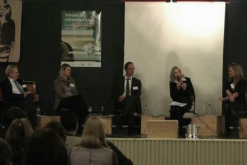 In der abschließenden Podiumsdiskussion beantworteten der Staatssekretär Rackles (3.v.l.) und die Bildungsforscherinnen die Fragen der Lehrkräfte nach Unterstützungsmöglichkeiten für Schulen in schwieriger Lage.