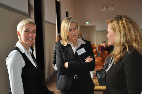 Prof. Dr. Felicitas Thiel (M.), Freie Universität, im Gespräch mit Schulleiterin Miriam Pech (r.) und deren Stellvertreterin über die Heinz-Brandt-Schule.