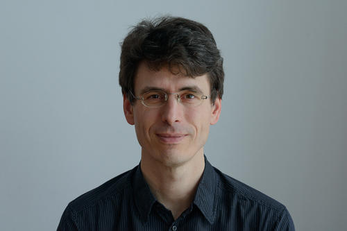 Linguistikprofessor Stefan Müller konnte schon mehr als 80 Kollegen aus aller Welt für das Open-Access-Projekt gewinnen, das er an der Freien Universität initiiert hat.