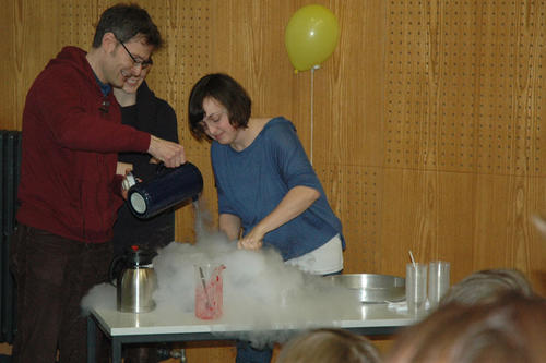 Eis in kalter Jahreszeit: Wie sich Eis mit Stickstoff herstellen lässt, zeigen Johann Spandl (l.), Nicole Domsky (r.) und Lydia van Buer (verdeckt).