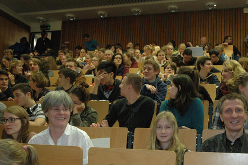 560 Schülerinnen und Schüler - und vielleicht künftige Studentinnen und Studenten der Freien Universität - besuchten in diesem Jahr die traditionelle Weihnachts-Schauvorlesung.