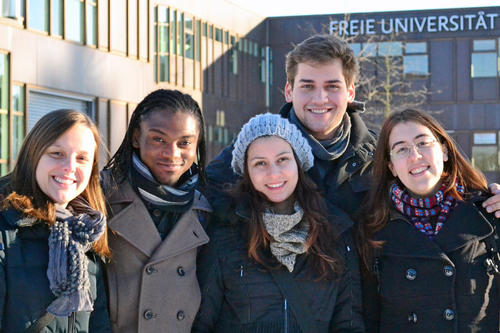 In Berlin zu Freunden geworden: Gabriela da Costa,  Eugenio Rodrigues Rosa do Nascimento, Clicia Naldoni de Souza, Amanda de Azevedo Lopes (v.l.) und Daniel Minatelli (hinten) sind Stipendiaten der brasilianischen Regierung.