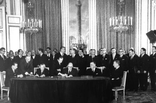 Vor 50 Jahren unterschrieben Konrad Adenauer (li.) und Charles de Gaulle (re.) im Elysée-Palast einen Vertrag über die deutsch-französische Zusammenarbeit. Wie sieht die deutsch-französische Wirklichkeit heute aus?