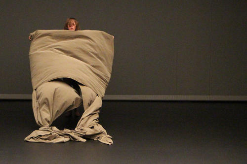 Tanz und Tuch: Die Performance "Der Bau"  wurde inszeniert von der Choreografin Isabelle Schad und dem bildenden Künstler Laurent Goldring.