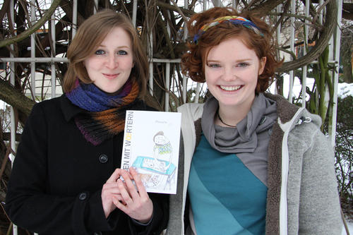 Die Studentinnen Anneke Lubkowitz (li.) und Theresa Lienau haben kürzlich die zweite Ausgabe ihres Literaturmagazins „Sachen mit Woertern“ veröffentlicht. Das Heft trägt den Titel „Pausen“.