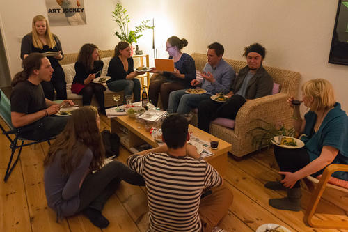 Praktischer Journalismus: Ein Teil der FURIOS-Redaktion bei der Heftvorbereitung für das Heft 08 im Mai 2012. Getestet wurden Rezepte des Mensa-Kochbuchs der Freien Universität. Foto: Christoph Spiegel