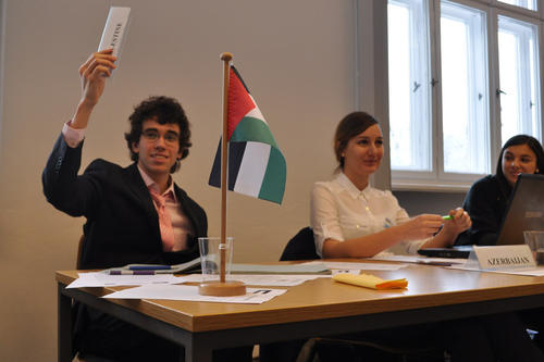 Die Studierenden übten als Repräsentanten der im Sicherheitsrat vertretenen Staaten auch das freie Sprechen vor fremden Menschen.