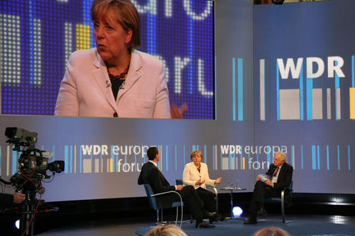 Unter anderem saß Bundeskanzlerin Angela Merkel auf dem Podium im Gespräch mit Ulrich Deppendorf (re.) und Jörg Schönenborn.