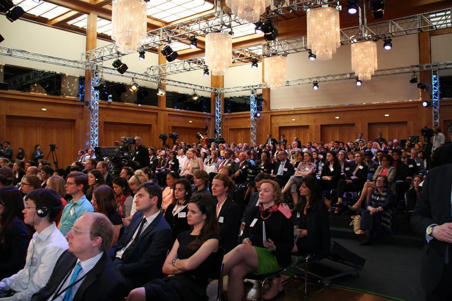 Die Besucher des Forums im Europasaal des Auswärtigen Amts waren bunt gemischt: Neben vielen jungen Menschen und internationalen Studierenden waren auch Amtsträger unter den Gästen.