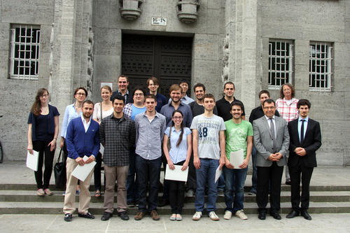 Studierende und Mitarbeiter der Istanbuler Sabanci-Universität und der Freien Universität vor dem Präsidiumsgebäude in Dahlem.