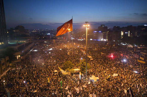 Auf dem Istanbuler Taksim-Platz begann der Protest gegen den Bau eines Einkaufszentrums im Gezi-Park. Längst ist daraus eine landesweite Bewegung mit mehreren Hunderttausend Teilnehmern gegen Premier Recep Tayyip Erdogan geworden.