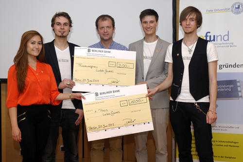 Den ersten Preis gewannen Kim Ly Mai, Tim Höregott, Sören Müller und Kevin Hinze (v. l. n. r.) von "LuBiA Games". Unterstützt wurden sie von ihrem Wirschaftspaten Rene Wetzel (Mitte).