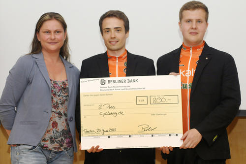 Die Zweitplatzierten Pascal Eberle (Mitte) und Dmitry Chervyakow vom Team "cycletag" mit Sandra Witzger, der Sprecherin des Vorstandes der Wirtschaftsjunioren Berlin.
