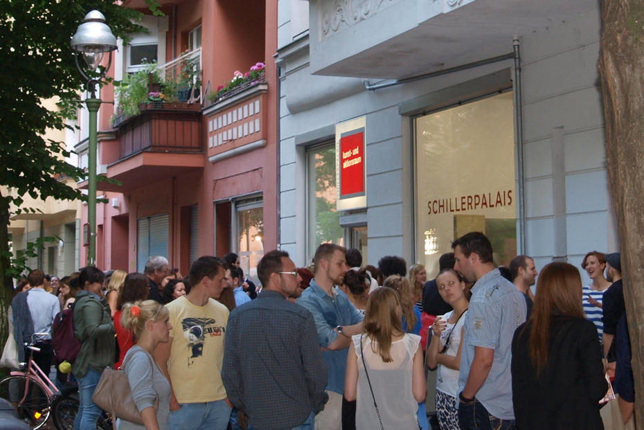 Mehr als 200 Kunstinteressierte feierten mit den Studentinnen und Seminarleiterin Anna-Carola Krausse die Eröffnung der Ausstellung im Schillerpalais.
