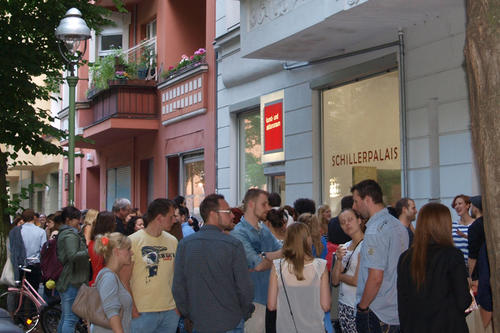 Mehr als 200 Kunstinteressierte feierten mit den Studentinnen und Seminarleiterin Anna-Carola Krausse die Eröffnung der Ausstellung im Schillerpalais.