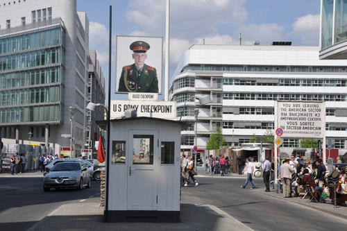 „Germany Looks East“ war der Titel des Berlin Program Workshops - hier geht der Blick am Checkpoint Charlie vom Westen in den Osten.
