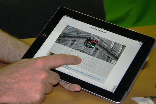 "Schalte die Ampel!", heißt es in diesem digitalen Versuch. Foto-Animationen zeigen Studierenden unmittelbar, wie sich welche Schaltung auswirkt.
