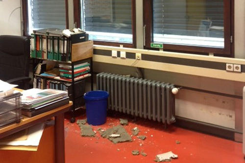 Takustraße 3: Immer wieder fallen in dem Chemie-Gebäude von der Feuchtigkeit durchweichte Deckenplatten herab.