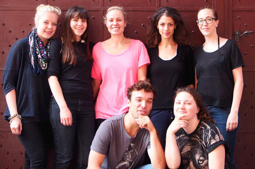 Sechs Studentinnen und ein Student des IKM sind für die Produktion des Theaterprojekts verantwortlich: (v.l.n.r.) Katharina Hein, Tamara Douma, Leonie Miserre, Carolina Rigueira, Clara Stangier, (vorne) Anton Jäger und Elisa Bilko.