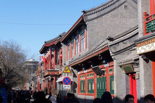 Eine der traditionellen Gassen in Peking, die zunehmend durch die Errichtung von Hochhäusern verdrängt werden.
