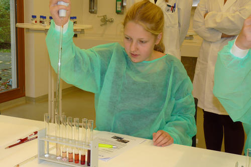 Mit Duftstoffen in verschiedenen Konzentrationen experimentieren die Schüler an der Station zur Sinneswahrnehmung.