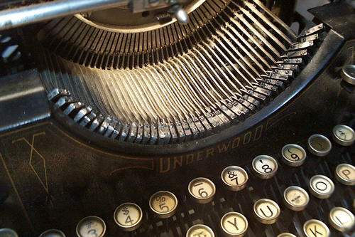 Die QWERTY-Buchstabenanordnung auf amerikanischen Tastaturen stammt aus dem 19. Jahrhundert. Dass sie heute noch existiert, ist ein Beispiel für Pfadabhängigkeit.