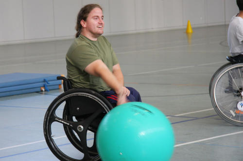 Spielt seit mehr als zehn Jahren Basketball: Christoph Pisarz besitzt den Trainer-Grundlagenschein im Rollstuhlbasketball und möchte nun die Übungsleiter-Lizenz im Rehabilitationssport erwerben.