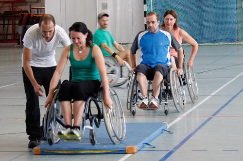 Beim Rollstuhlparcours üben Menschen mit und ohne körperliche Einschränkungen miteinander.
