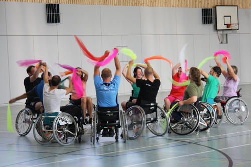 Rollstuhltanz: Jedes Jahr sind Mitarbeiterinnen und Mitarbeiter des Hochschulsport der Freien Universität Mitorganisatoren eines Lehrgangs für die Ausbildung künftiger Übungsleiter im Rehabilitationssport.