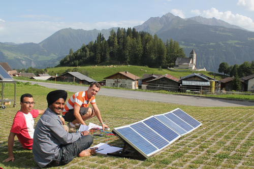 Bei der Sommeruniversität bauten die interdisziplinären Teams Solarmodule auf, entwarfen Modellhäuser und diskutierten über die Akzeptanz und Preisentwicklung erneuerbarer Energien.