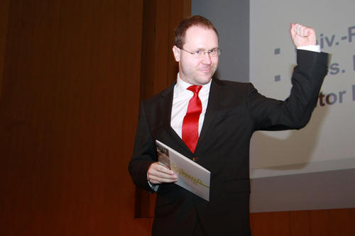 Der wissenschaftliche Mitarbeiter und Dozent Daniel Rüscher füllt mit seinen lebhaften Vorlesungen regelmäßig die Hörsäle. Er wurde zum zweiten Mal mit dem Lehrpreis ausgezeichnet.