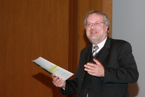 Der Professor für Strafrecht und Rechtsphilosophie Gerhard Seher ist unter Studierenden der Rechtswissenschaft besonders beliebt: Er erhielt den Lehrpreis vor zwei Jahren schon einmal.