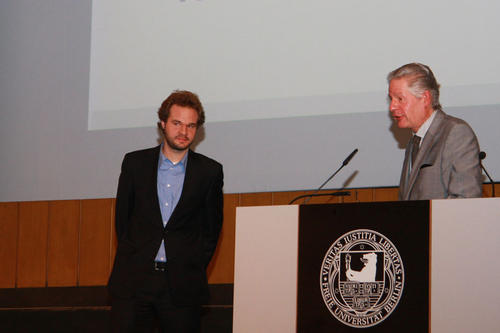 Der Prodekan für Lehre am Fachbereich Rechtswissenschaft, Andreas Fijal (r.), betonte die Bedeutung der studentischen Tutorien für die Studieneingangsphase und das große Engagement von Klaus-Christian Fritzsche für den Fachbereich.