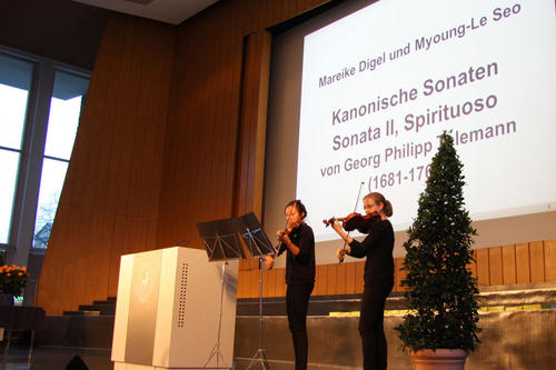 Die Musikerinnen Mareike Digel und Myoung-Le Seo untermalten das Programm der Absolventfeier mit beschwingten Klängen.