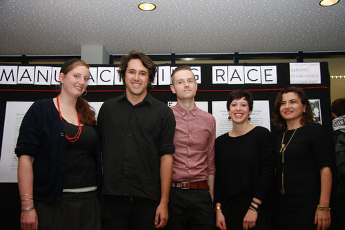 Julia Kirchner, Thiago Barbosa, Owen Brown, Julia Scheurer (v. l. n. r.) und Lili Mundle (nicht im Bild) sowie Bilgin Ayata (r.) beleuchten die Geschichte des ehemaligen Kaiser-Wilhelm-Instituts für Anthropologie.