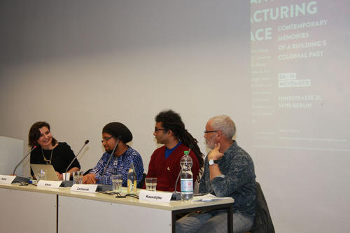 Wie die Erinnerung an die Verbrechen der Kolonialzeit in der deutschen Gesellschaft präsent bleiben kann, besprachen Bilgin Ayata, Joshua Kwesi Aikins, Ben Zachariah und Israel Kaunatjike (v. l. n. r.).