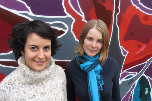 Elisabeth Botros und Jennifer Bode (v.l.) verhelfen jungen Autoren und guten Texten zu einem größeren Publikum.