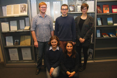 (v.l.n.r., hinten.): Die Ausstellungsmacher Patrick Durdel, David Miemitz, Nilufar Karkhiran-Khozani, vorne: Antonia Stichnoth und Sima Reinisch.
